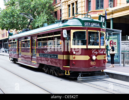 Un tramway de Melbourne exploité par la société Yarra Trams dans la ville, un réseau de transport efficace d'aujourd'hui à Victoria en Australie Banque D'Images