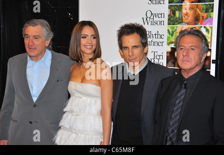 Robert De Niro, Jessica Alba, Ben Stiller, Dustin Hoffman au niveau des arrivées pour peu FOCKERS Premiere, le Ziegfeld Theatre, New York, NY Le 15 décembre 2010. Photo par : Gregorio T. Binuya/Everett Collection Banque D'Images
