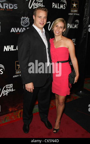 Dustin Brown, Nicole Brown présents POUR LA REMISE DES PRIX DE LA LNH 2010, le Pearl Theatre au Palms Hotel, Las Vegas, NV le 23 juin 2010. Photo par : MORA/Everett Collection Banque D'Images