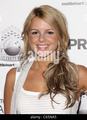 Ali Fedotowsky aux arrivées pour l'enregistrement et Matt Leinart Foundation Celebrity Bol, Lucky Strike Lanes Hollywood, Los Angeles, CA 15 juillet 2010. Photo par : James Amherst/Everett Collection Banque D'Images