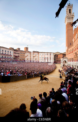 Palio de Sienne, le 2 juillet 2011. Course de chevaux : course de chevaux, la Piazza del Campo, Palio de Sienne. Usage éditorial uniquement. Banque D'Images