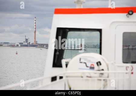 Poolbeg power station vue du ferry Banque D'Images