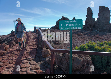 Randonneur sur le haut de Roque de los Muchachos, parque nacional de la Caldera de Taburiente, Caldera, la palma, Canary Islands, Spain, Europe Banque D'Images