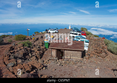 Randonneur sur le haut de Roque de los Muchachos, parque nacional de la Caldera de Taburiente, Caldera, la palma, Canary Islands, Spain, Europe Banque D'Images