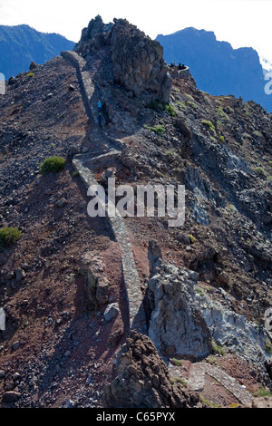 Wanderer auf der Spitze des Roque de los Muchachos, 2426 mètres, le Parque Nacional de la Caldera de Taburiente, randonneur sur le dessus Banque D'Images