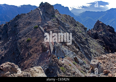 Wanderer auf der Spitze des Roque de los Muchachos, 2426 mètres, le Parque Nacional de la Caldera de Taburiente, randonneur sur le dessus Banque D'Images