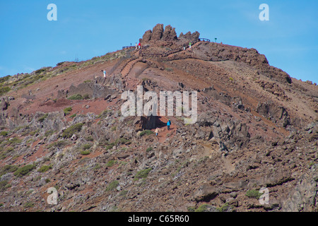 Wanderer auf der Spitze des Roque de los Muchachos, 2426 mètres, le Parque Nacional de la Caldera de Taburiente, randonneur sur le dessus Banque D'Images