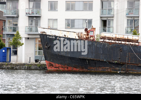 De vieux navires mored dans Grand Canal Dock Banque D'Images