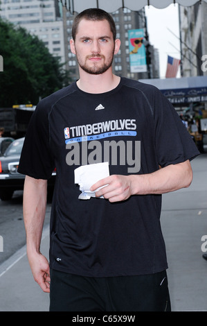 Kevin Love, promenades dans Midtown Manhattan dehors et environ pour la célébrité CANDIDS - lundi, , New York, NY 16 août 2010. Photo par : Ray Tamarra/Everett Collection Banque D'Images