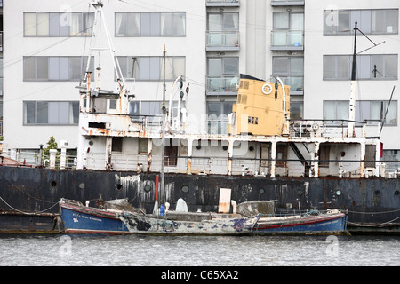 De vieux navires mored dans Grand Canal Dock Banque D'Images