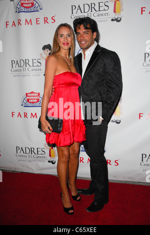 Cristian de la Fuente, Angelica Castro aux arrivées de PADRES Contra el Cancer's 2010 EL SUENO DE ESPERANZA Anniversaire Gala, le Hollywood Palladium, Los Angeles, CA Septembre 23, 2010. Photo par : Elizabeth Goodenough/Everett Collection Banque D'Images