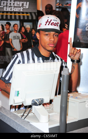 Bow Wow à l'apparence en magasin de Bow Wow Dons Raconte-moi ventilateur uniforme pour rencontrer et saluer, Foot Locker, New York, NY 16 août 2010. Photo par : Gregorio T. Binuya/Everett Collection Banque D'Images