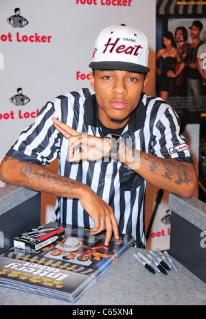 Bow Wow à l'apparence en magasin de Bow Wow Dons Raconte-moi ventilateur uniforme pour rencontrer et saluer, Foot Locker, New York, NY 16 août 2010. Photo par : Gregorio T. Binuya/Everett Collection Banque D'Images