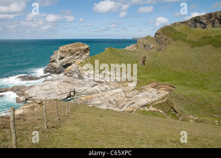 Sur la côte atlantique du Cornwall Dannonchapel chemin ci-dessous, à au nord-est . Banque D'Images