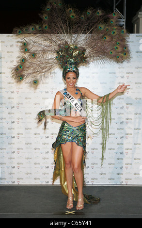 Marva Wright (Mlle Costa Rica) au niveau des arrivées pour Miss Univers Parade de costumes nationaux, Mandalay Bay Resort & Casino, Las Vegas, NV le 16 août 2010. Photo par : James Atoa/Everett Collection Banque D'Images