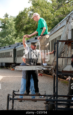 Aider les personnes âgées à bord d'un wagon. Banque D'Images