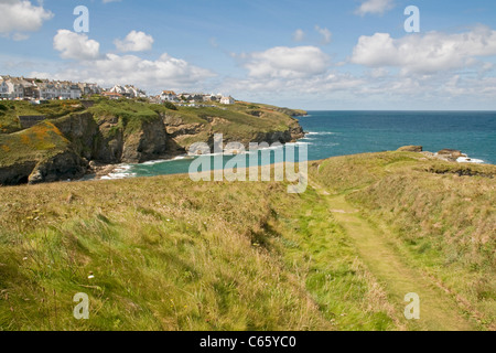 Vue vers l'ouest à Port Isaac de la côte près de Port Gaverne Banque D'Images