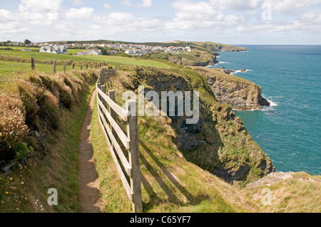 Vue vers l'ouest en direction de Port Isaac de la falaise côte près de Tresungers Point Banque D'Images