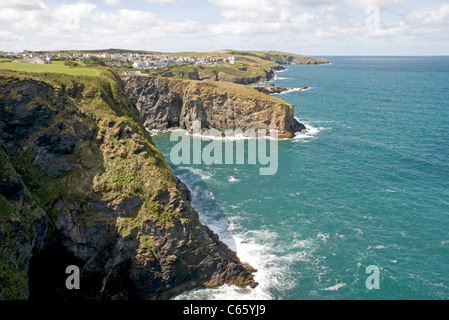 Vue vers l'ouest en direction de Port Isaac de la falaise côte près de Tresungers Point Banque D'Images