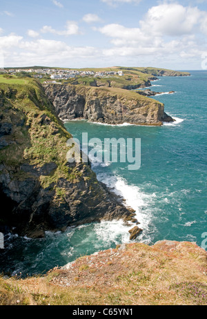 Vue vers l'ouest en direction de Port Isaac de la falaise côte près de Tresungers Point Banque D'Images