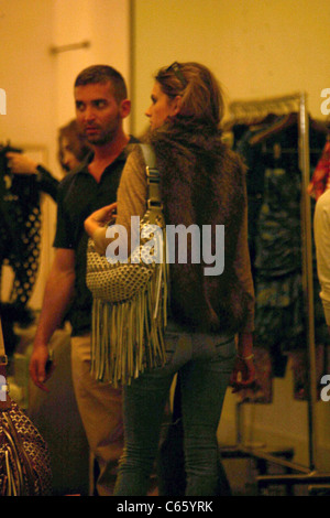 Alessandra Ambrosio parcourt l'intérieur de Marc Jacobs, New York City, New York, NY Le 24 avril 2010. Photo par : Chris Cole/Everett Collection Banque D'Images