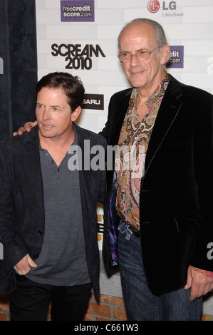 Michael J. Fox, Christopher Lloyd aux arrivées pour Spike TV's SCREAM 2010, Théâtre grec, Los Angeles, CA, 16 octobre 2010. Photo par : Michael Germana/Everett Collection Banque D'Images