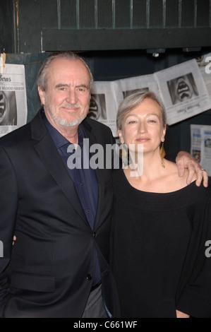 Wes Craven, Iya Labunka aux arrivées pour Spike TV's SCREAM 2010, Théâtre grec, Los Angeles, CA, 16 octobre 2010. Photo par : Michael Germana/Everett Collection Banque D'Images