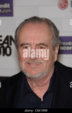 Wes Craven aux arrivées pour Spike TV's SCREAM 2010, Théâtre grec, Los Angeles, CA, 16 octobre 2010. Photo par : Michael Germana/Everett Collection Banque D'Images