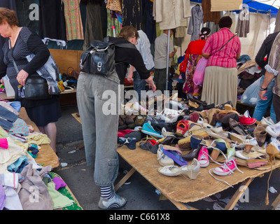 Paris, France, grande foule, femmes Shopping pour vêtements d'occasion au marché aux puces de Montreuil, extérieur, scène de rue Banque D'Images