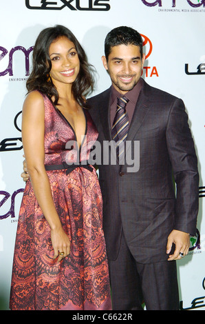 Rosario Dawson, Wilmer Valderrama aux arrivées pour 2010 Prix de l'Association des médias de l'environnement, les studios Warner Bros., Burbank, CA, 16 octobre 2010. Photo par : Michael Germana/Everett Collection Banque D'Images