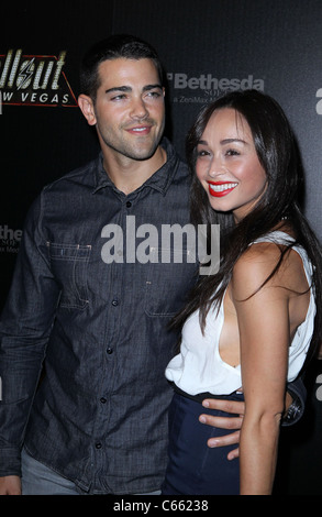 Jesse Metcalf, Cara Santana en spectateurs dans Fallout : NEW VEGAS Launch Party, la pluie au Palms Resort & Casino, Las Vegas, NV le 16 octobre, 2010. Photo par : MORA/Everett Collection Banque D'Images