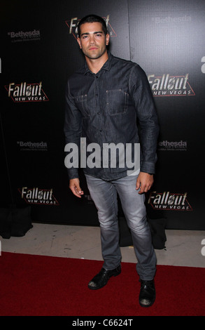 Jesse Metcalf en spectateurs dans Fallout : NEW VEGAS Launch Party, la pluie au Palms Resort & Casino, Las Vegas, NV le 16 octobre, 2010. Banque D'Images