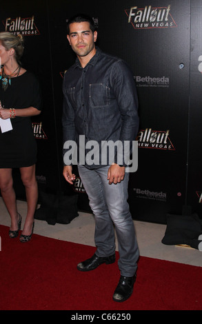 Jesse Metcalf en spectateurs dans Fallout : NEW VEGAS Launch Party, la pluie au Palms Resort & Casino, Las Vegas, NV le 16 octobre, 2010. Banque D'Images