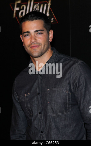 Jesse Metcalf en spectateurs dans Fallout : NEW VEGAS Launch Party, la pluie au Palms Resort & Casino, Las Vegas, NV le 16 octobre, 2010. Banque D'Images