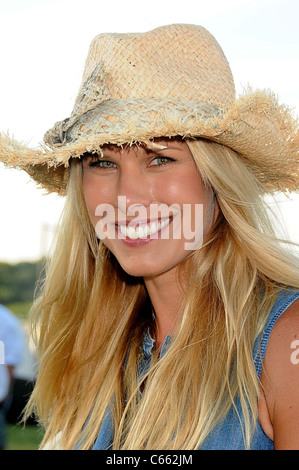 Beth Ostrosky présents pour Magazine HAMPTONS Clambake annuel, Montauk Yacht Club, Montauk, NY 17 juillet 2011. Photo par : Rob Banque D'Images