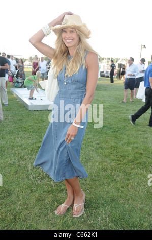 Beth Ostrosky présents pour Magazine HAMPTONS Clambake annuel, Montauk Yacht Club, Montauk, NY 17 juillet 2011. Photo par : Rob Banque D'Images