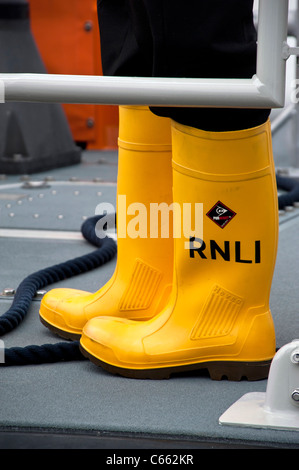 Bottes de caoutchouc portés par un homme d'équipage sur un bateau de sauvetage de la RNLI Banque D'Images