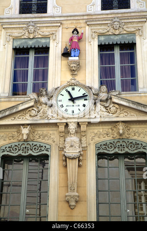 L'horloge Jacquemard, en face de l'Hôtel de Ville Nîmes, France Banque D'Images