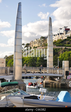 Passerelle piétonne à l'entrée du port, Torquay, Tor Bay, Devon, Angleterre, Royaume-Uni Banque D'Images