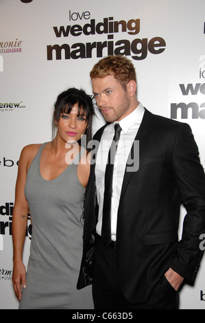 Jessica Szohr, Kellan Lutz au niveau des arrivées de l'AMOUR Mariage Mariage Premiere, Pacific Design Center, Los Angeles, CA, 17 mai 2011. Banque D'Images