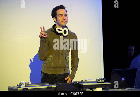 Pete Wentz présents pour Volkswagen dévoile sa 21e siècle VW Coccinelle de l'automobile, de l'entrepôt à Pier 36, New York, NY Le 18 avril Banque D'Images