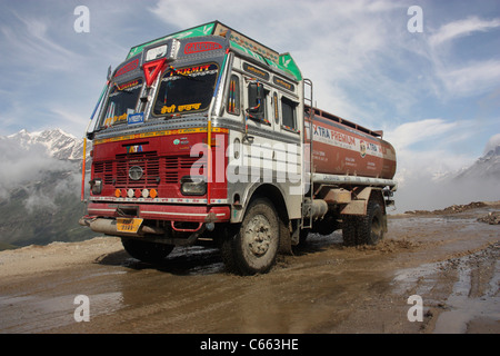 Tata pétrolier négocie le dangereux rhotang pass sur la route de l'himalaya à leh ladakh Inde du nord Banque D'Images