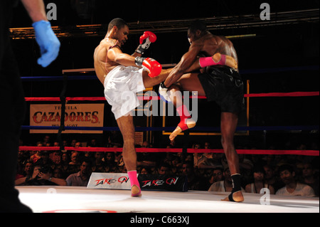 Marcus Fisher (troncs blancs), le Roi Opaku (lignes noires) à une apparition publique pour prendre le salon présente 10 000 $ Tournoi professionnel de Muay Thai Kickboxing, 7 Train Théâtre, bouffées vasomotrices, NY Le 17 juillet 2010. Photo par : Gregorio T. Binuya/Everett Collection Banque D'Images