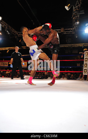 Marcus Fisher (troncs blancs), le Roi Opaku (lignes noires) à une apparition publique pour prendre le salon présente 10 000 $ Tournoi professionnel de Muay Thai Kickboxing, 7 Train Théâtre, bouffées vasomotrices, NY Le 17 juillet 2010. Photo par : Gregorio T. Binuya/Everett Collection Banque D'Images