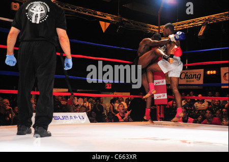 Le roi Opaku (lignes noires), Marcus Fisher (troncs blancs) lors d'une apparition publique pour prendre le salon présente 10 000 $ Tournoi professionnel de Muay Thai Kickboxing, 7 Train Théâtre, bouffées vasomotrices, NY Le 17 juillet 2010. Photo par : Gregorio T. Binuya/Everett Collection Banque D'Images