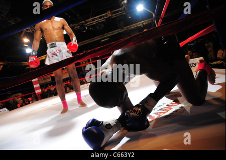 Marcus Fisher (troncs blancs), le Roi Opaku (lignes noires) à une apparition publique pour prendre le salon présente 10 000 $ Tournoi professionnel de Muay Thai Kickboxing, 7 Train Théâtre, bouffées vasomotrices, NY Le 17 juillet 2010. Photo par : Gregorio T. Binuya/Everett Collection Banque D'Images