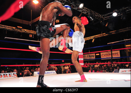 Le roi Opaku (lignes noires), Marcus Fisher (troncs blancs) lors d'une apparition publique pour prendre le salon présente 10 000 $ Tournoi professionnel de Muay Thai Kickboxing, 7 Train Théâtre, bouffées vasomotrices, NY Le 17 juillet 2010. Photo par : Gregorio T. Binuya/Everett Collection Banque D'Images