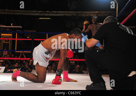 Marcus Fisher (troncs blancs) obtient un nombre Dix, Roi Opaku (lignes noires) à une apparition publique pour prendre le salon présente 10 000 $ Tournoi professionnel de Muay Thai Kickboxing, 7 Train Théâtre, bouffées vasomotrices, NY Le 17 juillet 2010. Photo par : Gregorio T. Binuya/Everett Collection Banque D'Images