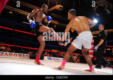 Le roi Opaku (lignes noires), Marcus Fisher (troncs blancs) lors d'une apparition publique pour prendre le salon présente 10 000 $ Tournoi professionnel de Muay Thai Kickboxing, 7 Train Théâtre, bouffées vasomotrices, NY Le 17 juillet 2010. Photo par : Gregorio T. Binuya/Everett Collection Banque D'Images