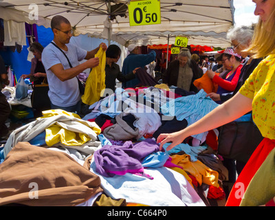 Montreuil, France, Crowd People Shopping for Used Clothing à Montreuil Flea Market, Rag Trade, Suburbs, fast fashion vêtements, Paris vêtements d'occasion Banque D'Images